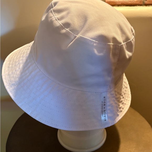 Alice + Olivia by Stacey Bendet Daisy reversible White Bucket Hat New - Picture 2 of 6